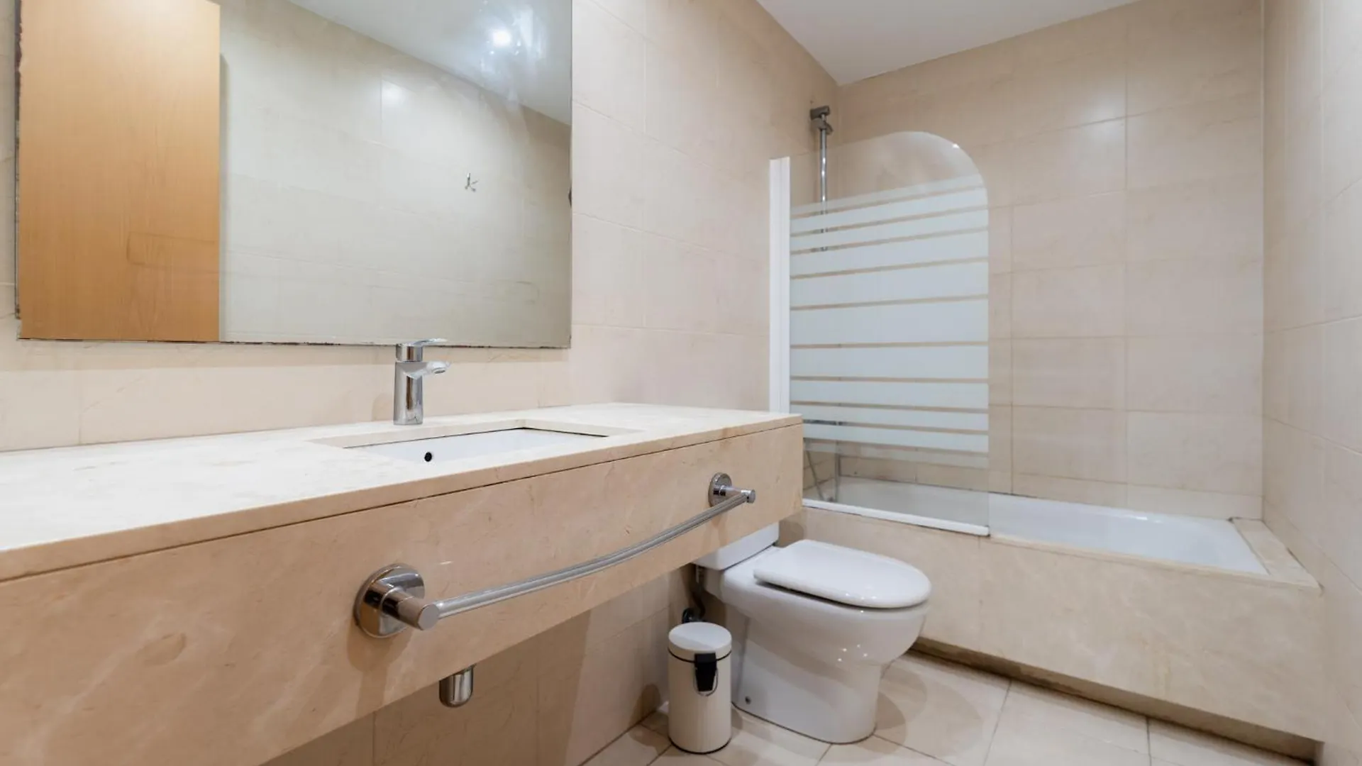 Near Ramblas Apartment 3 Room Flat Min 32 Days Parking Optional Barcellona Spagna