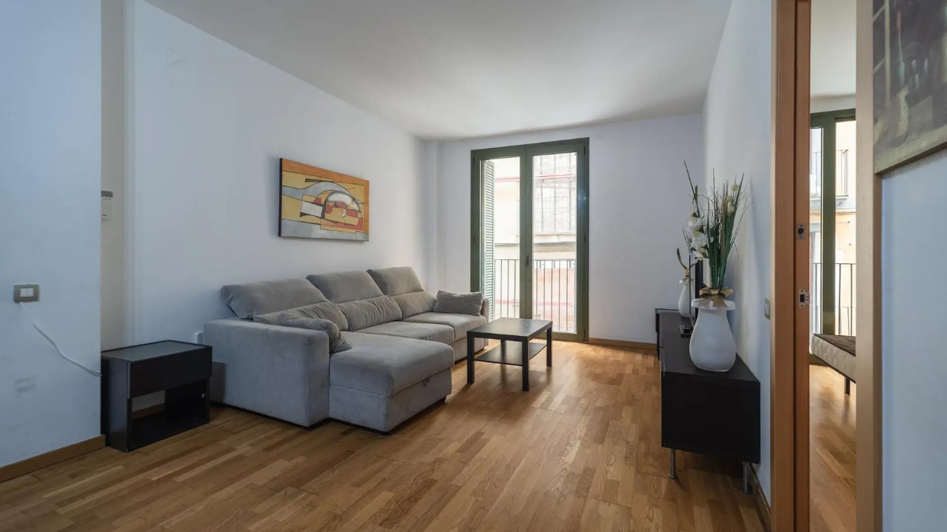 Near Ramblas Apartment 3 Room Flat Min 32 Days Parking Optional Barcellona