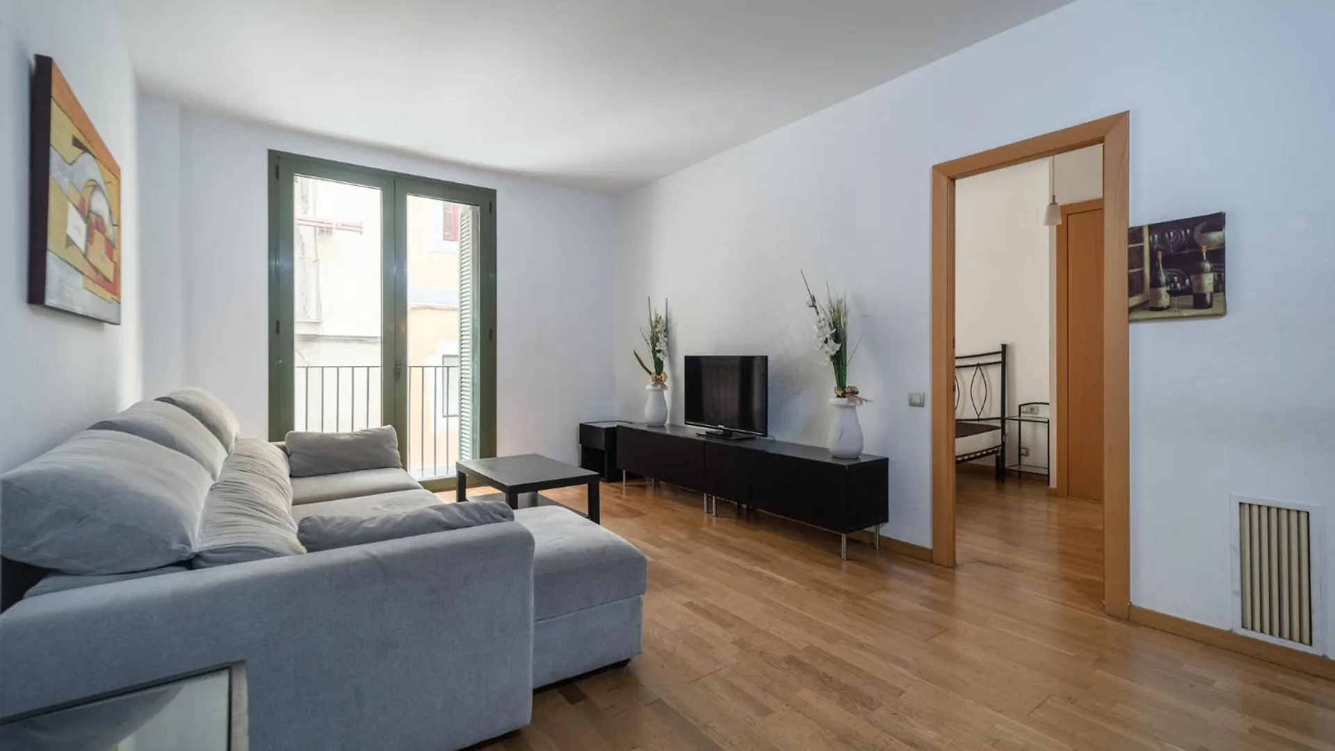 Near Ramblas Apartment 3 Room Flat Min 32 Days Parking Optional バルセロナ