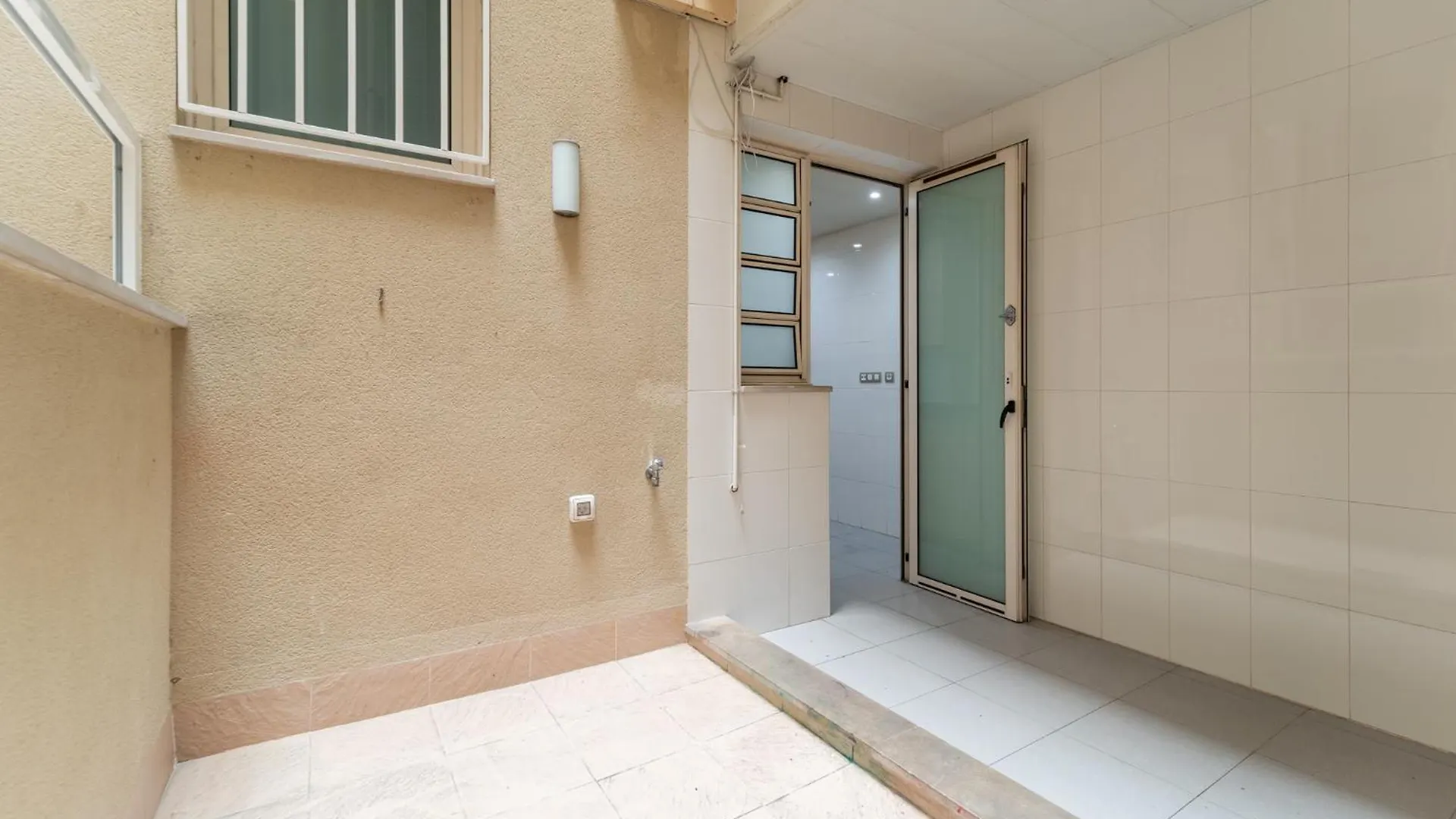 Near Ramblas Apartment 3 Room Flat Min 32 Days Parking Optional バルセロナ