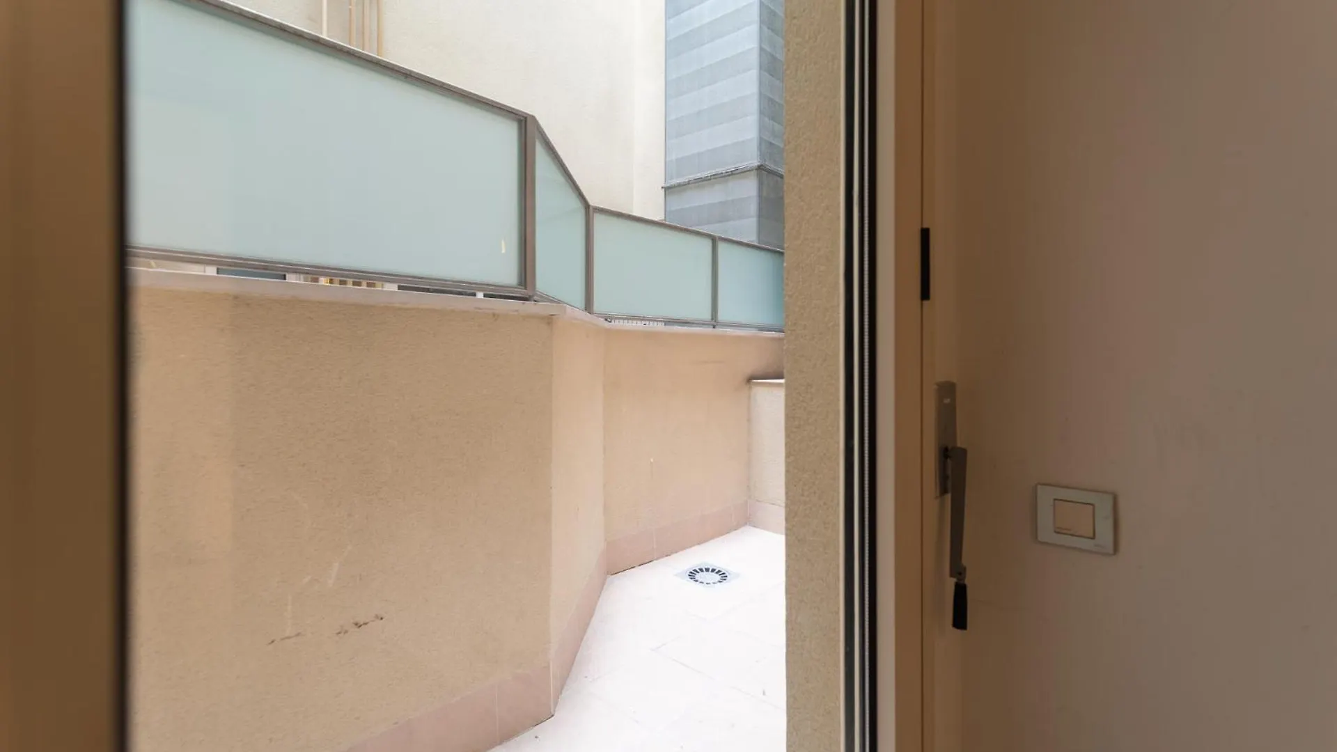 Near Ramblas Apartment 3 Room Flat Min 32 Days Parking Optional バルセロナ 0*,