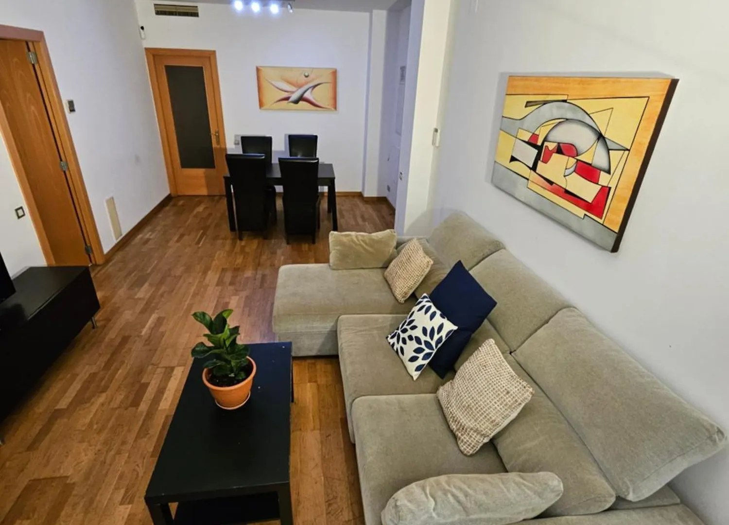 Near Ramblas Apartment 3 Room Flat Min 32 Days Parking Optional バルセロナ